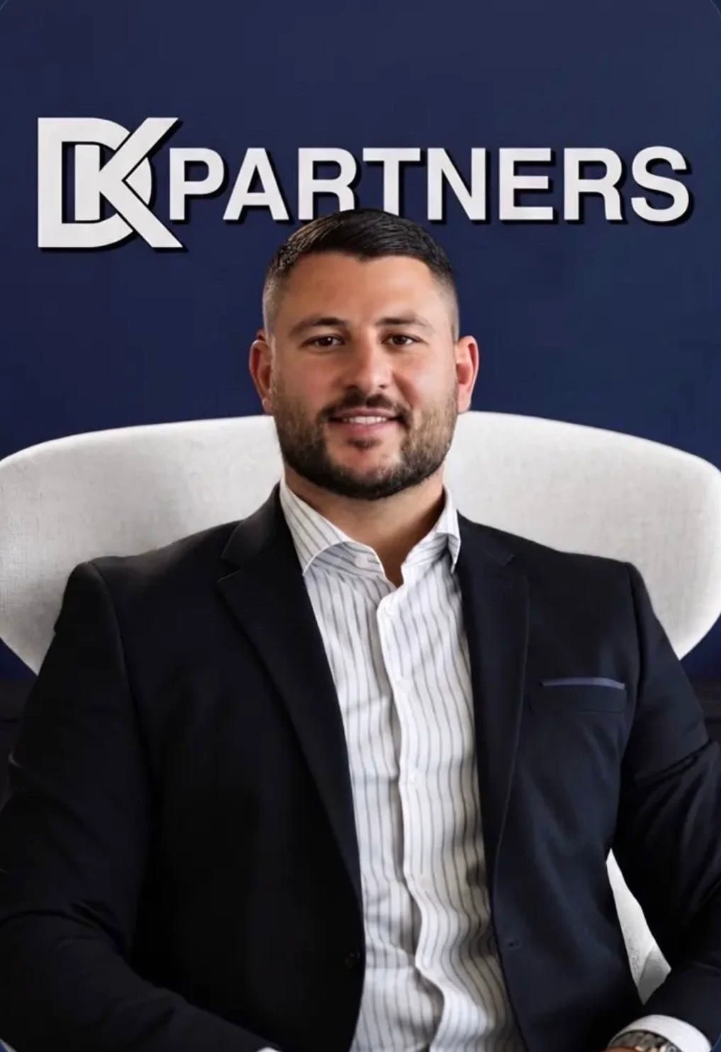 David Kakur, Gründer von DK Recruiting Partners, in den Räumen der Beratung